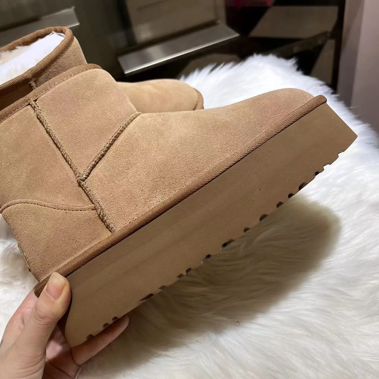 💰520 UGG sheepskin all-in-one snow boots. The official website synchronizes the new autumn and winter women's classic mini (thick sole) short snow boots 1134991, three-layer combination thick sole 5 cm, lightweight and non-slip, suede upper, 17 mm real wool lining, comfortable and casual, simple and fashionable! Color: Maroon Black Military Green Chocolate Size: 35-41